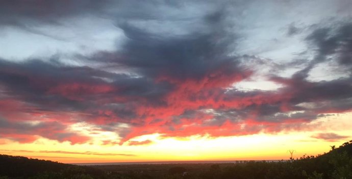 Amanecer con nubes altas