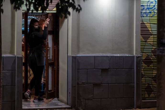 Imagen del 25 de octubre de cierre de bares en Sevilla a las 22.00 horas por las medidas de la Junta de Andalucía para paliar la pandemia del Covid.19. 