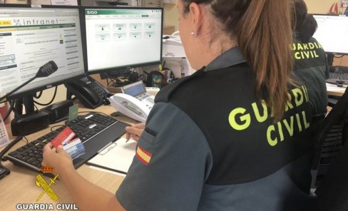 Una agente coteja tarjetas de crédito