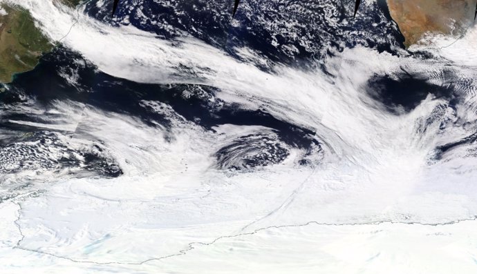 Una banda de nubes en un río atmosférico que se extiende desde América del Sur hasta la zona de hielo marino antártico el 16 de septiembre de 2017