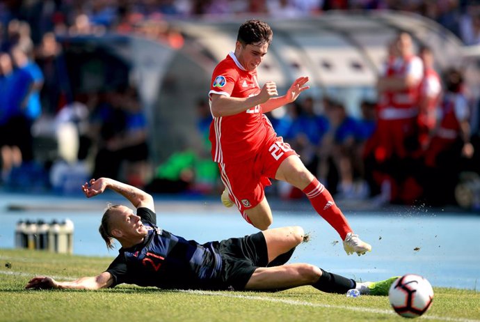 08 June 2019, Croatia, Osijek: Wales' Daniel James (R) and Croatia's Domagoj Vida battle for the ball during the UEFA Euro 2020 Group Equalifier soccer match between Croatia and Wales at Stadion Gratski Vrt. Photo: Adam Davy/PA Wire/dpa