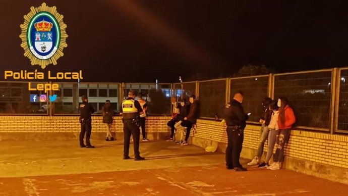 Jóvenes denunciados por hacer botellón en el patio de un colegio en Lepe (Huelva).