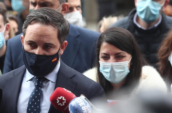 El presidente de Vox, Santiago Abascal, acompañado de la secretaria general de Vox en el Congreso de los Diputados, Macarena Olona, ofrece declaraciones a los medios de comunicación tras presentar un recurso en el Tribunal Constitucional contra la prórr