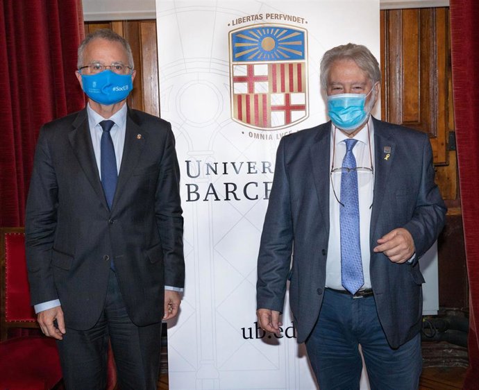 El rector de la UB, Joan Elias i Garcia, y el presidente del IEC, Joandomnec Ros, tras la firma del convenio para la creación de la Cátedra Josep Carner, el pasado miércoles 11 de noviembre de 2020, en Barcelona.