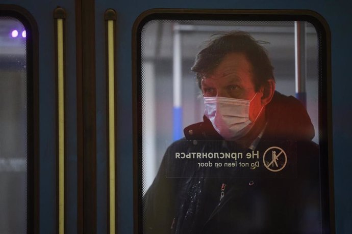 Un hombre con mascarilla en el metro de Moscú