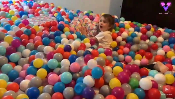 Este padre convirtiendo su sala de estar en una piscina de bolas para sorprender a su hija por su cumpleaños