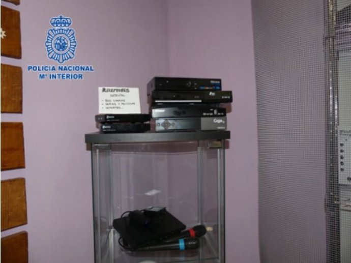 Dispositivos incautados en la operación de la Policía Nacional.