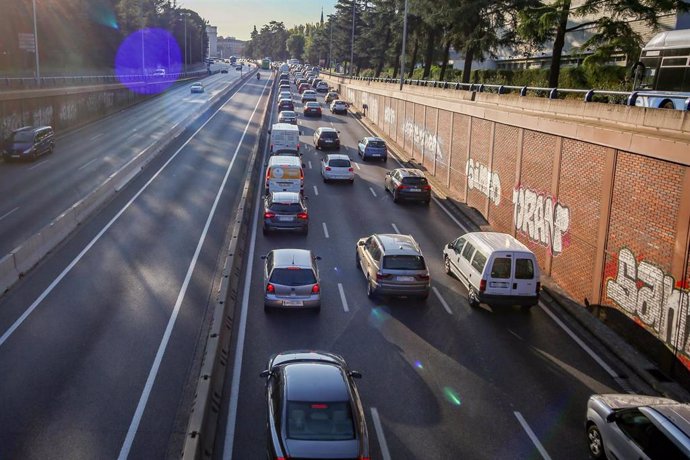 Tráfico en la carretera A6 en la entrada a Madrid (España), a 5 de octubre de 2020. Hoy es el primer día laborable desde que entraron en vigor -el viernes 2 de octubre a las 22.48h.- las restricciones de movilidad impuestas por la orden ministerial publ