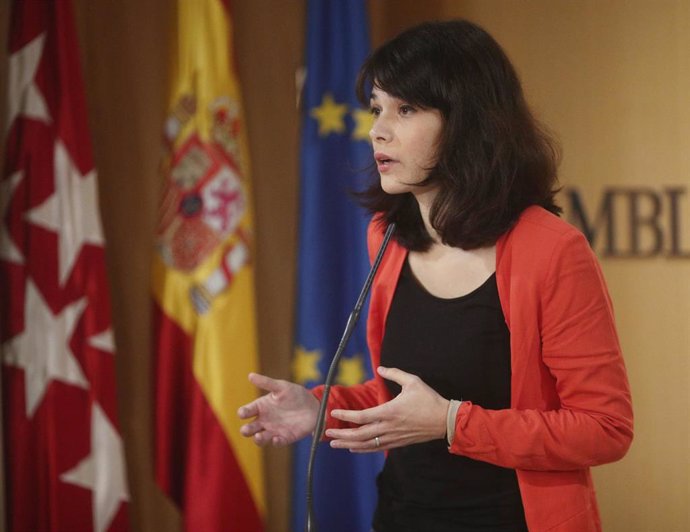La portavoz de Unidas Podemos-IU, en la Asamblea de Madrid, Isa Serra, en una sesión de control al Gobierno en la Asamblea de Madrid (España), a 5 de noviembre de 2020. Durante el pleno, el Ejecutivo madrileño, contesta, entre otras, a cuestiones relaci
