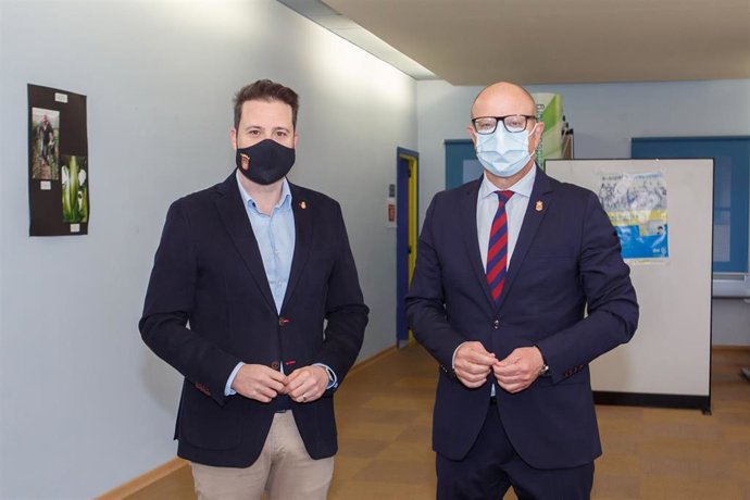 El consejero de Educación, Carlos Gimeno y el alcalde de Tudela, Alejandro Toquero, en el colegio Elvira España de Tudela.