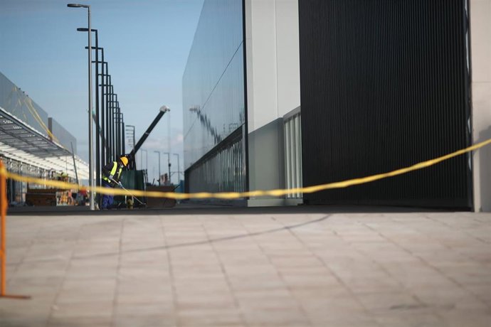 Un obrero continúa trabajando en el Hospital de Emergencias de la Comunidad de Madrid, el Hospital Isabel Zendal