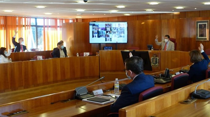 Votación en la sesión plenaria extraordinaria en el Ayuntamiento de Vigo, en la que se aprobó la modificación de crédito para el uso de 33 millones de euros de los remanentes municipales.