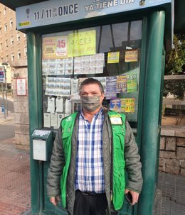 Manuel Muñoz, vendedor de la ONCE a las puertas de las Urgencias del Hospital Regional de Málaga