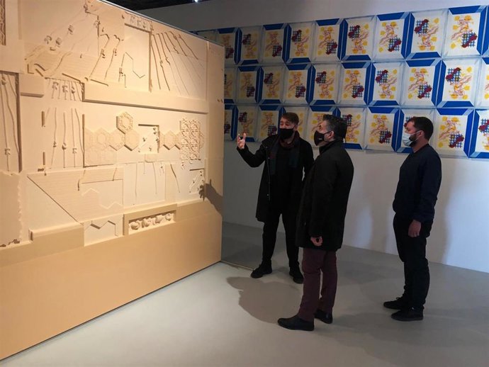 El director general del ICA, Juan Antonio Lorca, visitó hoy la muestra 'Shadow Writing' de Lorenzo Sandoval