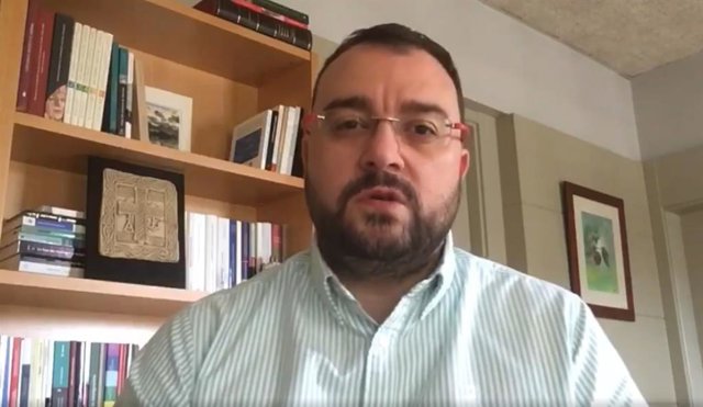 El presidente del Principado, Adrián Barbón, transmite un mensaje a través de Facebook