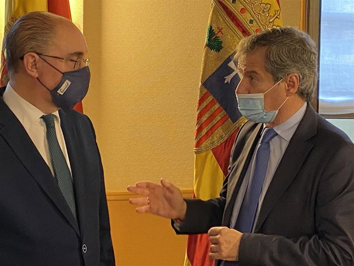 El presidente del Gobierno de Aragón, Javier Lambán, y el portavoz parlamentario regional de Cs, Daniel Pérez Calvo.