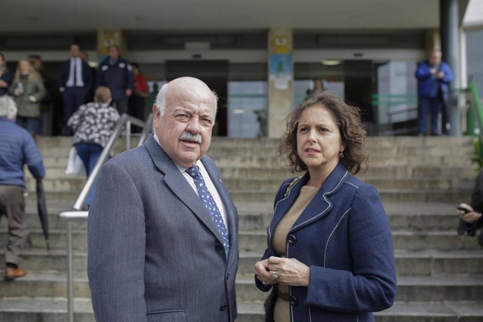 Imagen de archivo de Catalina García, junto al consejero de Salud y Familias, Jesús Aguirre.