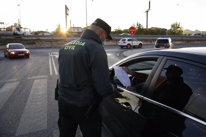 La Guardia Civil y la Policía local de Pulianas,  realizan juntos controles de tráfico en los límites de la ciudad de Granada y la localidad de Pulianas en octubre de 2020