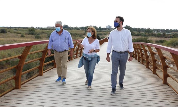 Los ediles socialistas Begona Medina, Salvador Trujillo y Mariano Ruiz en el puente del Guadalhorce