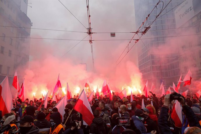 11 November 2020, Poland, Warsaw: Polish far-right supporters hold flags and light flares as they march through the centre of Warsaw to mark the country's Independence Day, which held under the slogan 'Our civilization, our principles'. Photo: Grzegorz 