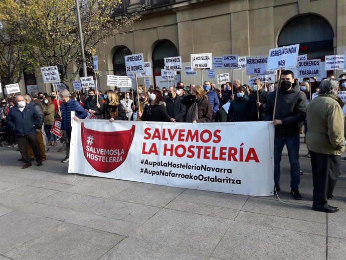 Concentración de hosteleros navarros en Pamplona para reclamar medidas de apoyo ante su cierre.