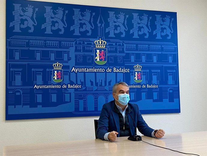 El alcalde de Badajoz, Francisco Javier Fragoso, en rueda de prensa