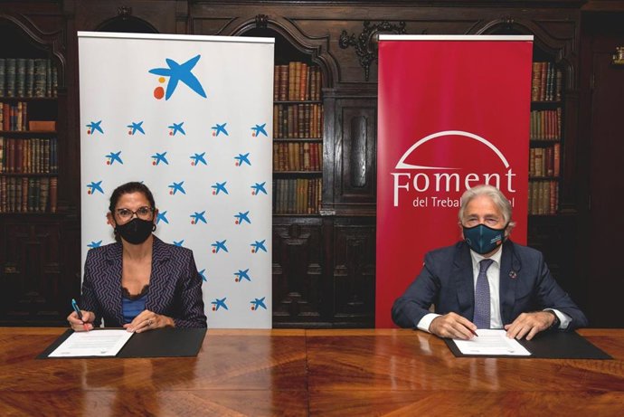 La directora territorial de CaixaBank en Barcelona, Maria Alsina, y el presidente de Foment del Treball, Josep Sánchez Llibre.