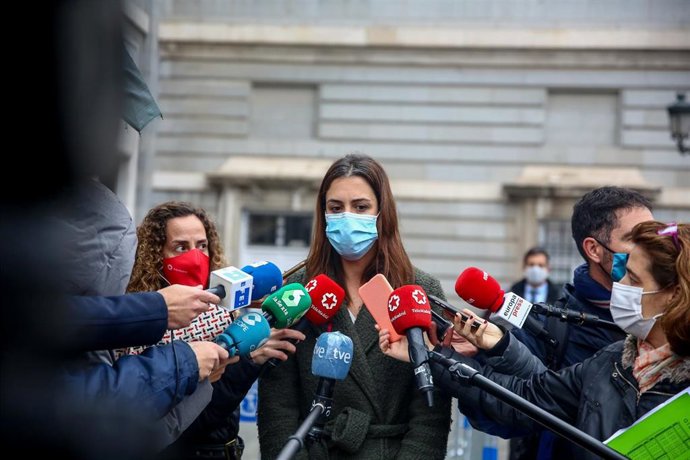 La portavoz del grupo municipal Más Madrid, Rita Maestre, responde a los medios a su llegada a la celebración de la misa en honor a Santa María la Real de la Almudena
