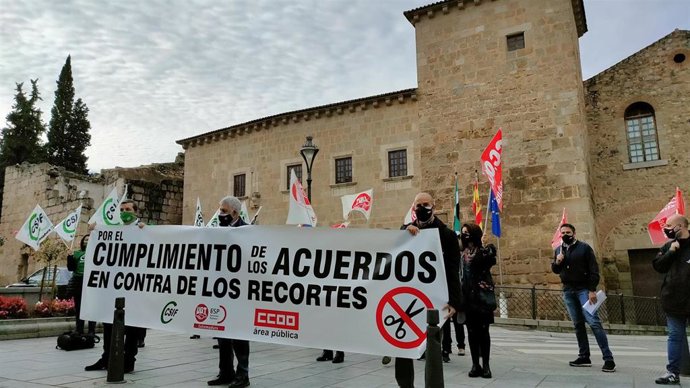 Los sindicatos Csif, CCOO y UGT se concentran frente a Presidencia para exigir la subida salarial del 2%.