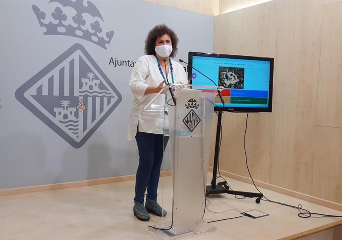 La concejala de Turismo, Sanidad y Consumo, Elena Navarro, eu una rueda de prensa.