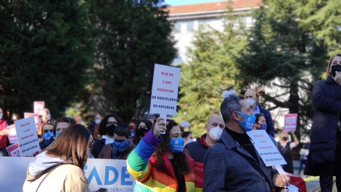 Centenares de hosteleros se concentran en Plaza España para pedir medidas compensatorias por el cierre del sector.