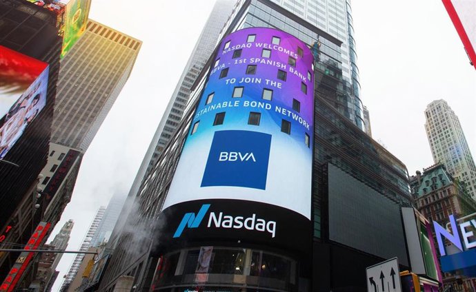 Logo de BBVA en las pantallas gigantes de la Torre Nasdaq en Times Square (Nueva York).