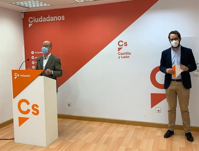 Los concejales de Ciudadanos en el Ayuntamiento de Valladolid Martín Fernández Antolín (izq) y Pablo Vicente de Pedro (dcha).