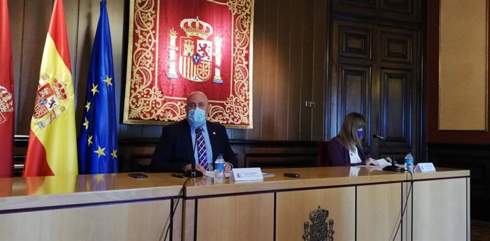 José Luis Arasti, delegado del Gobierno en Navarra, y Estrella Lamadrid, jefa de la Unidad de Violencia contra la Mujer