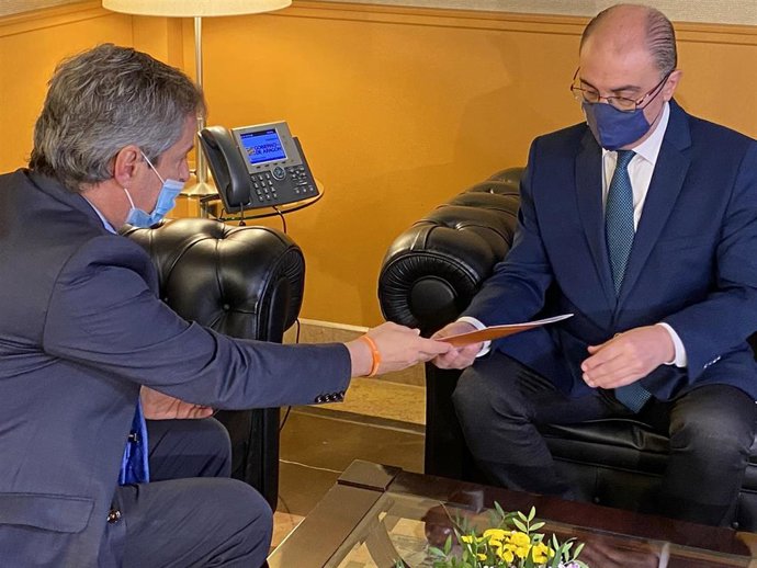 El presidente del Gobierno de Aragón, Javier Lambán, recibe el documento de las "líneas naranjas" de manos del portavoz parlamentario regional de Cs, Daniel Pérez Calvo.