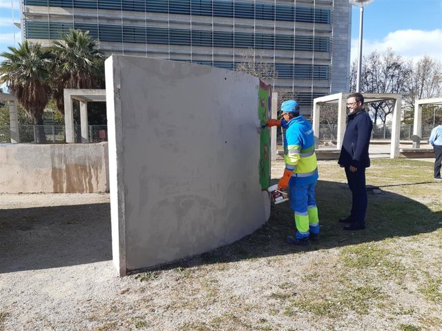 Hila visita los trabajos contra las pintadas.