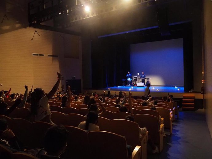 Escolares durante una de las actuaciones en el teatro Xesc Forteza.