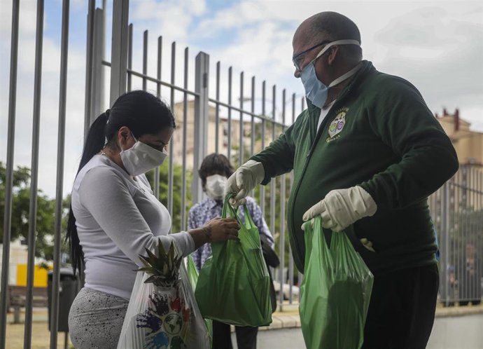 Hermandades Sevillanas participan en una entrega de alimentos a familias vulnerables del Polígono Sur y Tres Mil Viviendas de Sevilla. Durante el estado de alarma.