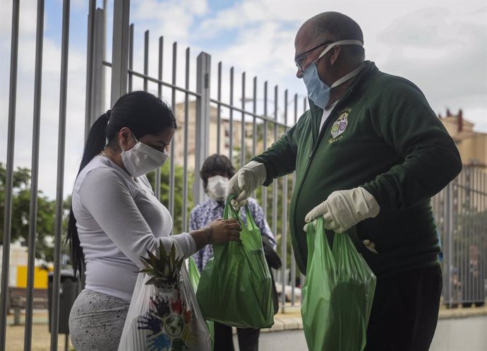 Hermandades Sevillanas participan en la entrega de alimentos Proyecto Fraternita  a familias vulnerables de dos de los barrios más pobres de España, el Polígono Sur y Tres Mil Viviendas de Sevilla. Durante el estado de alarma.