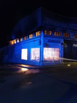 Los bomberos intervienen en el incendio de una nave de motos y maquinaria agrícola en Lucena