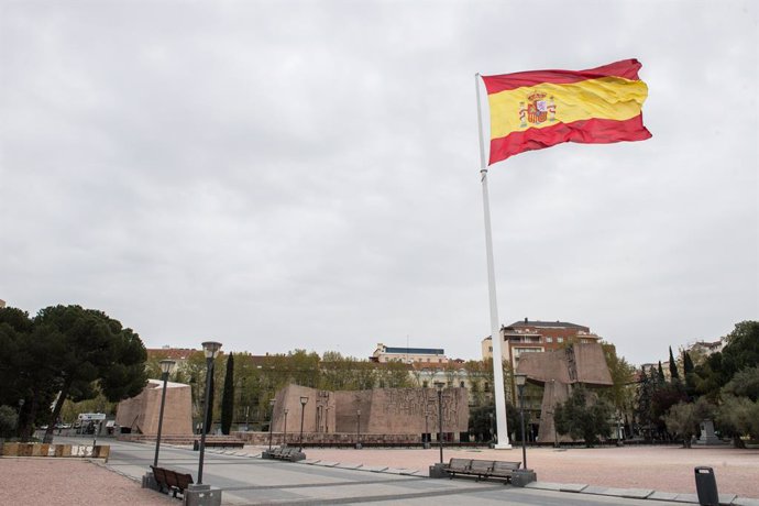 Bandera de España en la Plaza de Colón durante el primer día del luto oficial por los fallecidos del COVID-19 decretado por la presidenta madrileña, Isabel Díaz Ayuso, en Madrid (España) a 30 de marzo de 2020.
