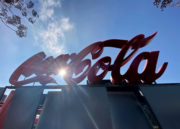Logotipo de Coca-Cola a las puertas de su sede en la Calle de la Ribera del Loira, Madrid (España), a 14 de febrero de 2020.