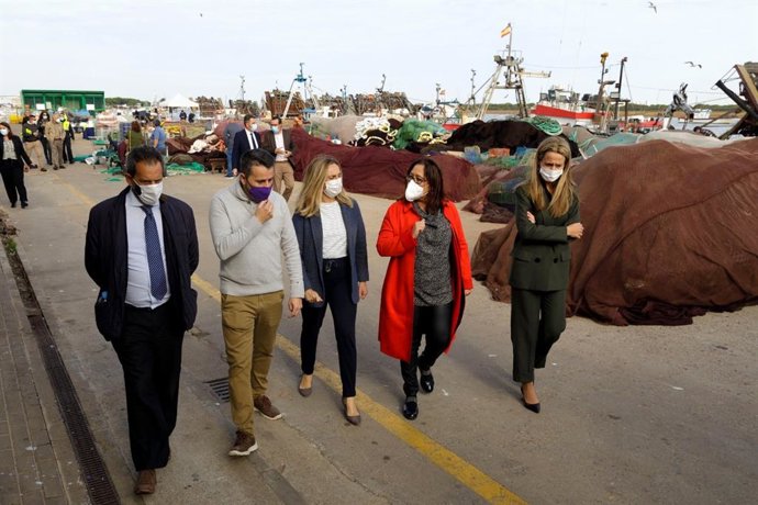 La consejera de Fomento, Marifrán Carazo, visita el puerto de Punta Umbría.