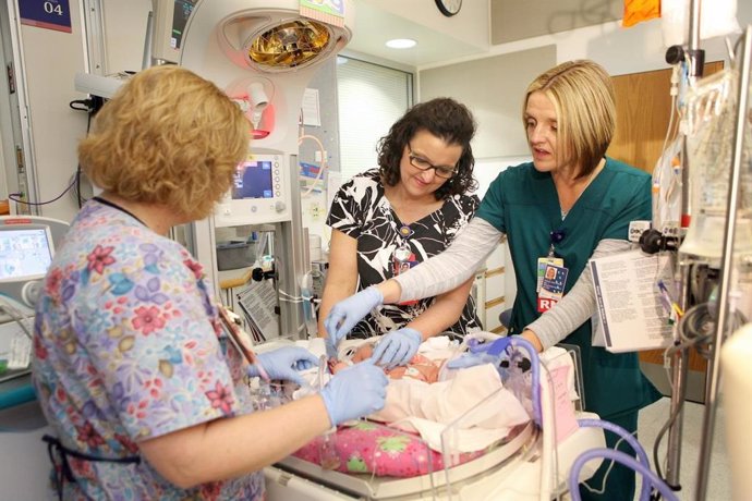 El personal cuida a un bebé prematuro en la Unidad de Cuidados Intensivos Pediátricos (UCIP) en el Centro Médico del Hospital Infantil de Cincinnati.