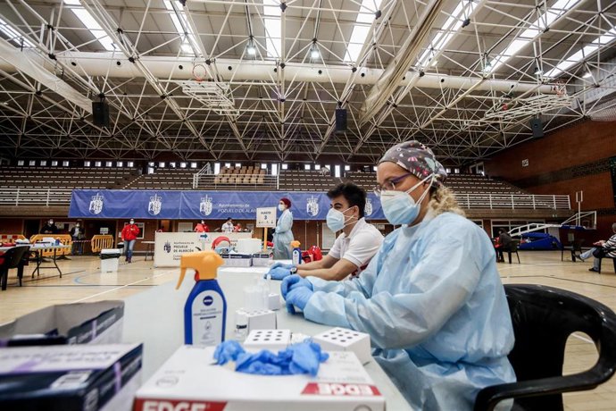 Profesionales sanitarios en el polideportivo municipal El Torreón en Pozuelo de Alarcón