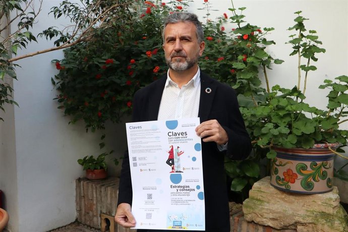 El presidente del IPBS de Córdoba, Francisco Ángel Sánchez, presenta la campaña informativa sobre convivencia con adolescentes y uso de tecnología en tiempos de pandemia