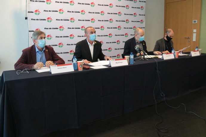 Pla obert de la presentació de la fira Denuvis, amb l'alcalde de Lleida, Miquel Pueyo; Jaume Rutllant; el delegat d'Empresa i Coneixement a Lleida, Ramon Alturo, i el director de Fira de Lleida, Oriol Oró, el 12 de novembre del 2020. (Horitzontal)
