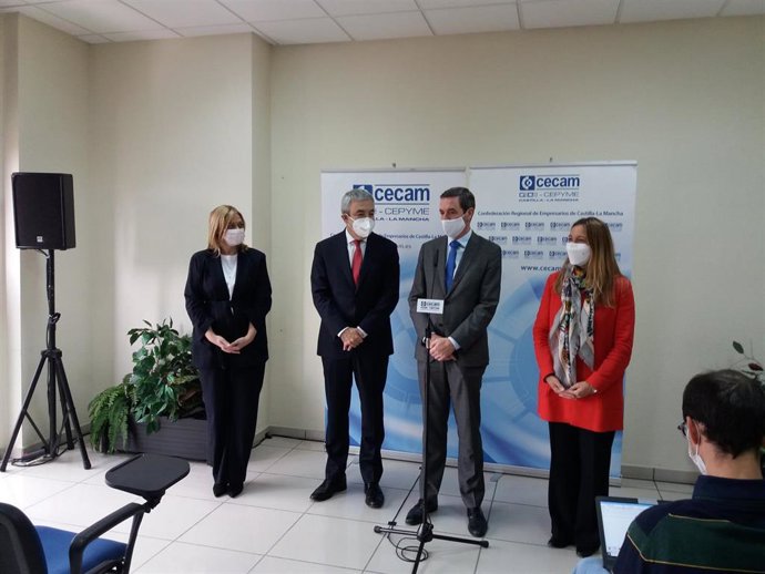 El secretario general de Cecam, Félix Peinado, atendiendo a los medios antes de su reunión con miembros de Cs