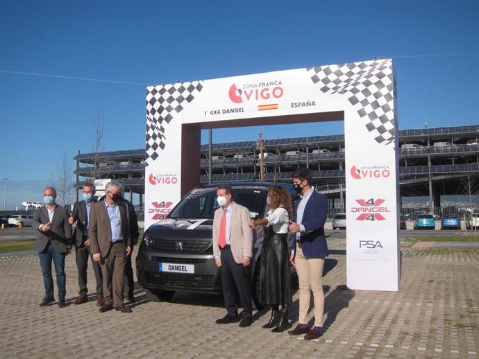 El director de la planta de PSA en Vigo, el delegado de la Zona Franca, el director general de Dangel, el alcalde de Vigo, la presidenta de la Diputación de Pontevedra y el portavoz de Dangel presentan el vehículo