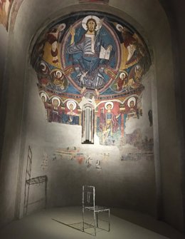 La 'Chaise de salon d'art' de Jaume Xifra dialoga con el Ábside de Sant Climent de Taüll en la exposición 'Diálogos intrusos' en el Mnac